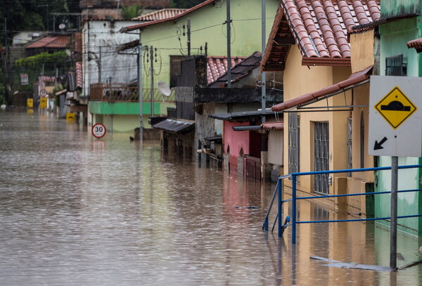 Φονικές πλημμύρες στη Βραζιλία: Τουλάχιστον 91 οι νεκροί και δεκάδες αγνοούμενοι – Μαρτυρίες επιζώντων
