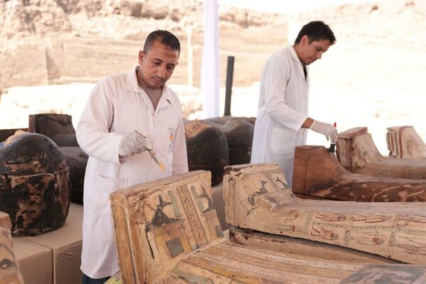 Ευρήματα «θησαυροί» στη νεκρόπολη της Σακκάρα: Εντοπίστηκαν 250 σαρκοφάγοι με μούμιες και αγάλματα θεών