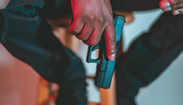 Συνέλαβαν πασίγνωστο τράπερ στο Μπουρνάζι με όπλα