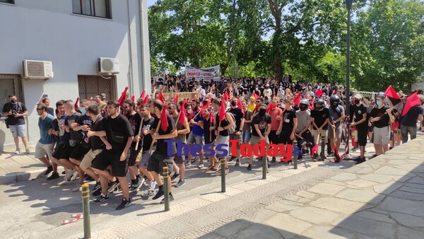 ΑΠΘ: Επεισόδια με χημικα και πετροπόλεμο ανάμεσα σε φοιτητές και ΜΑΤ - Πληροφορίες για προσαγωγές