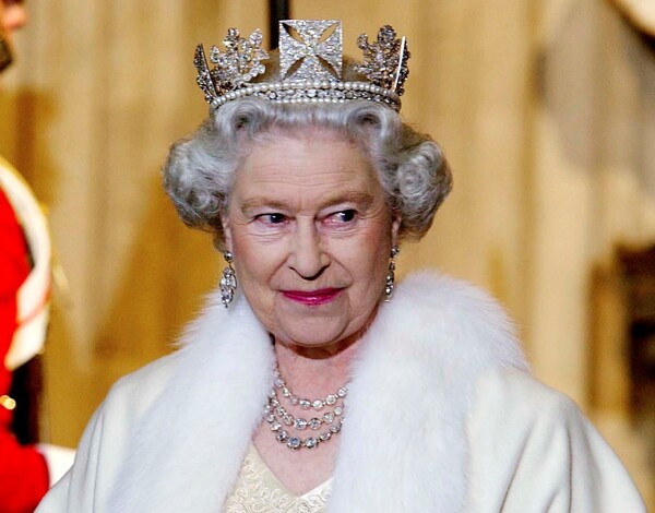 70 πράγματα που γνωρίζουμε για τη Βασίλισσα Ελισάβετ– Από τα κορν φλέικς μέχρι τον Τζέιμς Μποντ