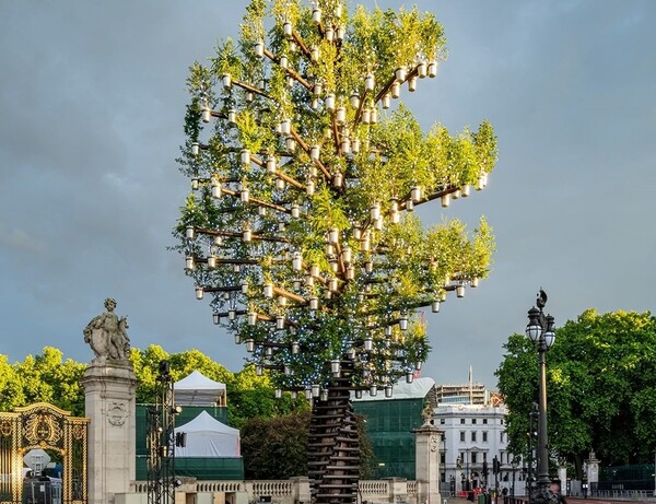 Έτοιμο το «Δέντρο των δέντρων», το γλυπτό για το πλατινένιο ιωβηλαίο της βασίλισσας Ελισάβετ 