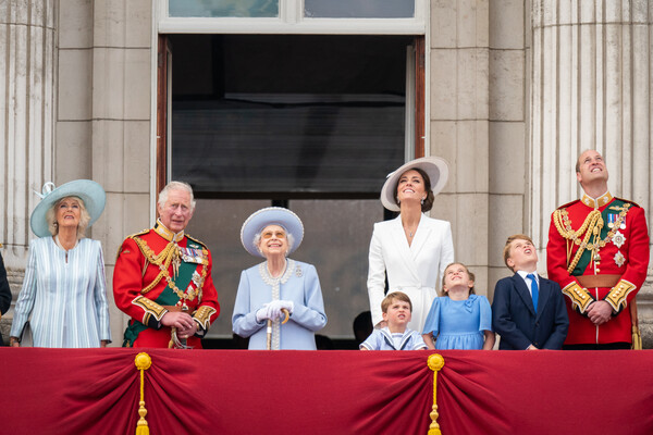 Μέγκαν Μαρκλ και πρίγκιπας Χάρι επέστρεψαν στο παλάτι: Εκτός μπαλκονιού, κοιτούσαν την παρέλαση από το παράθυρο γραφείου