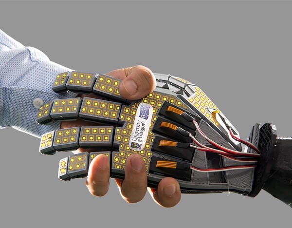 Ρομπότ με ευαίσθητη αφή: Ερευνητές δημιούργησαν ηλεκτρονικό δέρμα που νιώθει «πόνο»