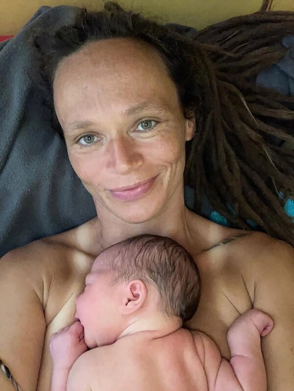 Γέννησε το μωρό της στον ωκεανό γιατί ήθελε να νιώθει ελεύθερη: «Δεν φοβόμουν, ήταν πανέμορφα»