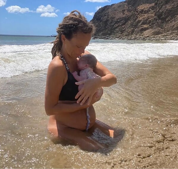 Γέννησε το μωρό της στον ωκεανό γιατί ήθελε να νιώθει ελεύθερη: «Δεν φοβόμουν, ήταν πανέμορφα»