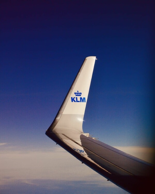 Η KLM ακυρώνει πάνω από 50 πτήσεις/μέρα λόγω συνωστισμού στο αεροδρόμιο Σίπχολ 