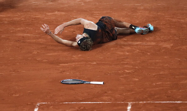 Roland Garros: Ανατριχιαστικός τραυματισμός για τον Ζβέρεβ - Αποχώρησε με κλάματα και σε καροτσάκι