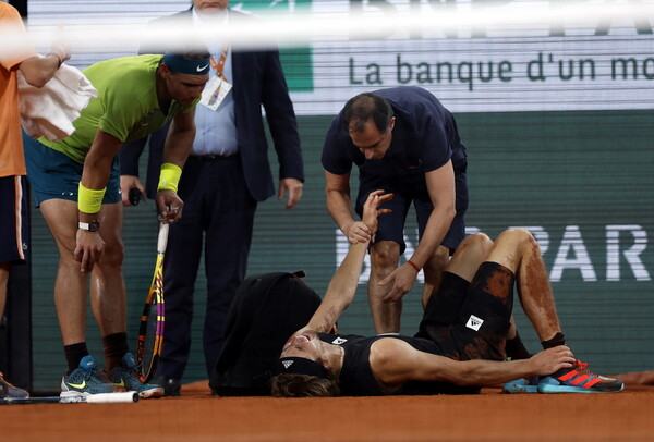 Roland Garros: Ανατριχιαστικός τραυματισμός για τον Ζβέρεβ - Αποχώρησε με κλάματα και σε καροτσάκι