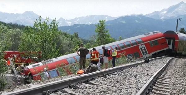 Εκτροχιασμός τρένου στη Γερμανία: Τουλάχιστον 3 νεκροί και 60 τραυματίες