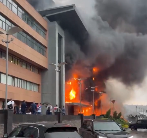 Μεγάλη πυρκαγιά σε επιχειρηματικό κέντρο στη Μόσχα - Φόβοι για εγκλωβισμένους