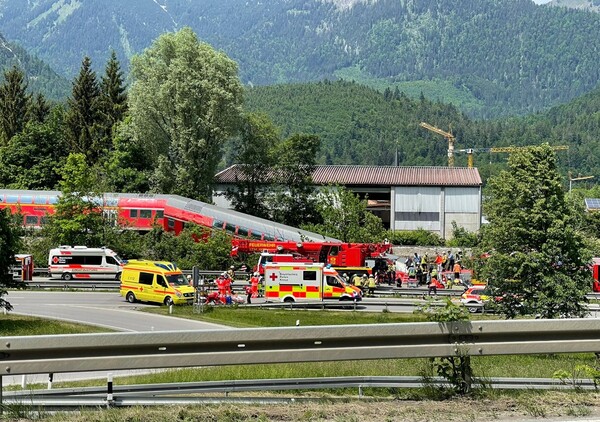 Σιδηροδρομικό δυστύχημα στη Βαυαρία - Ένας νεκρός, πολλοί τραυματίες