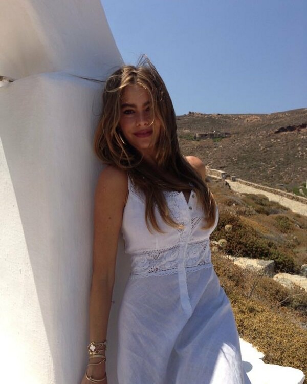 Η Σοφία Βεργκάρα αναπολεί την Ελλάδα και γέμισε το Instagram με ελληνικό καλοκαίρι
