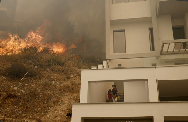 Φωτιά στη Βούλα: Τραυματίες, εκκενώσεις και εικόνα καταστροφής – Νύχτα αγωνίας για τους κατοίκους