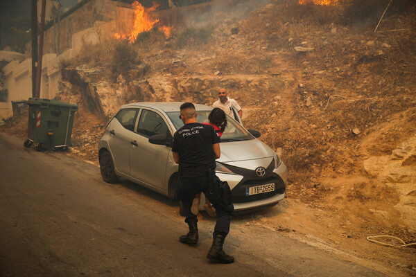  Φωτιά στη Γλυφάδα: Στις φλόγες σπίτια και αυτοκίνητα - Μάχη για να συγκρατηθούν οι φλόγες
