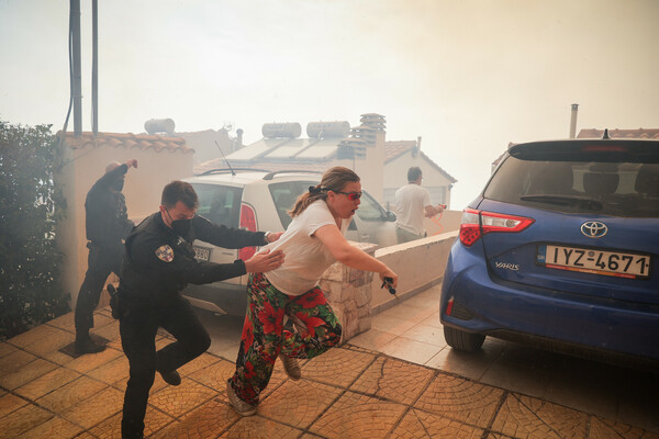  Φωτιά στη Γλυφάδα: Στις φλόγες σπίτια και αυτοκίνητα - Μάχη για να συγκρατηθούν οι φλόγες