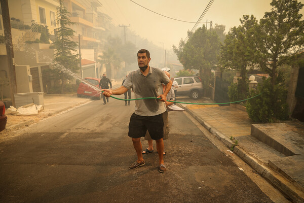 Φωτιά στη Γλυφάδα: Στις φλόγες σπίτια και αυτοκίνητα - Μάχη για να συγκρατηθούν οι φλόγες