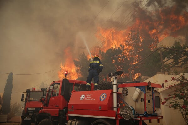 Φωτιά στη Γλυφάδα: Στις φλόγες σπίτια και αυτοκίνητα - Μάχη για να συγκρατηθούν οι φλόγες