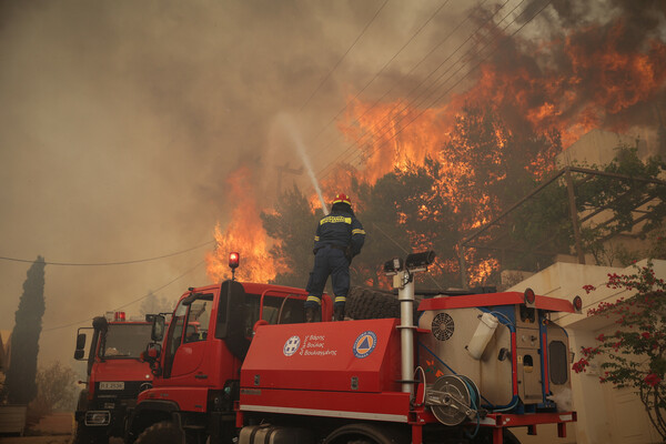 Φωτιά στη Βούλα: Τραυματίες, εκκενώσεις και εικόνα καταστροφής – Νύχτα αγωνίας για τους κατοίκους