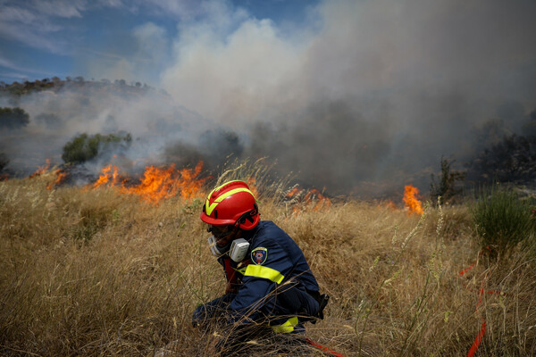 Φωτιά στη Γλυφάδα: Εντολή εκκένωσης οικισμού - Ενισχύονται κι άλλο οι δυνάμεις πυρόσβεσης