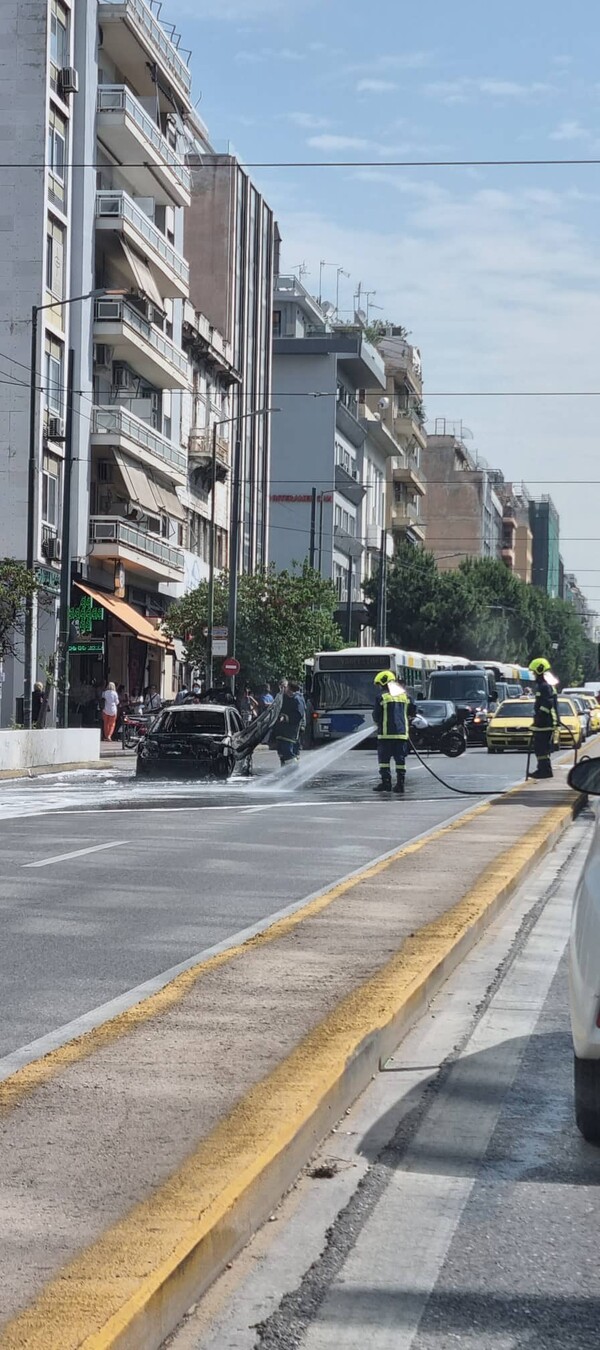Αυτοκίνητο τυλίχθηκε στις φλόγες στη Συγγρού - Κόπηκε η κυκλοφορία και στα δύο ρεύματα