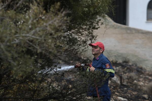 Φωτιά στην Αρτέμιδα: «Απειλήθηκαν σπίτια» από τις φλόγες - Πού έχει διακοπεί η κυκλοφορία των οχημάτων