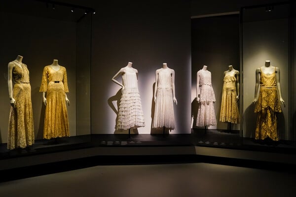 Το Μουσείο V&A του Λονδίνου ανοίγει τις πύλες του για την Κοκό Σανέλ