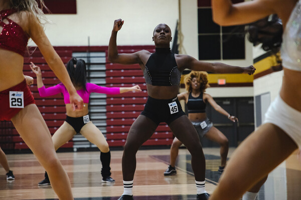 H Justine Lindsay έγινε η πρώτη ανοιχτά τρανς cheerleader στο NFL