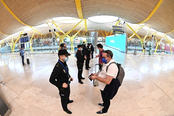Η Ισπανία προσλαμβάνει περισσότερους αστυνομικούς επειδή κατακλύζεται από τουρίστες