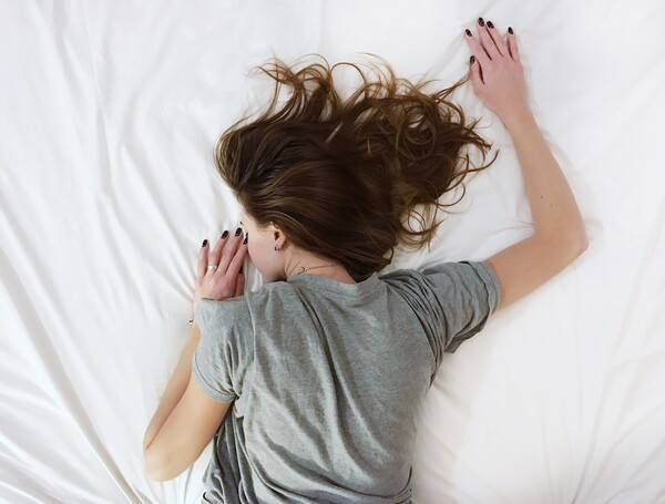 Έρευνα: Συχνή η διαταραχή του ύπνου και η κόπωση μετά τη νόσηση με κορωνοϊό