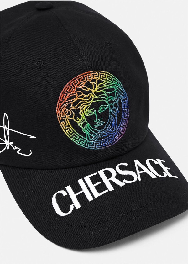 Ο οίκος Versace και η Σερ δημιούργησαν τη συλλογή Chersace για τον Μήνα Υπερηφάνειας