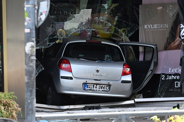 Bild: «Επιστολή-ομολογία» στο αυτοκίνητο που έπεσε πάνω σε πλήθος