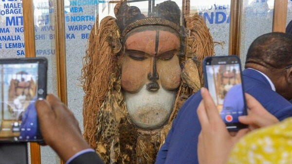 O Βέλγος βασιλιάς επέστρεψε μάσκα που εκλάπη από το Κονγκό κατά την αποικιοκρατία 