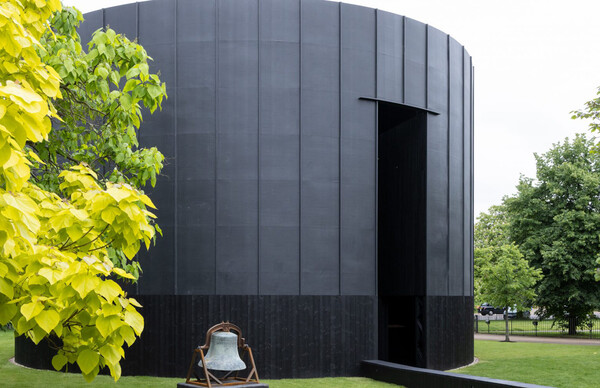 Serpentine Pavilion: Μια μαύρη εκκλησία - κλίβανος είναι το πιο κατάλληλο θερινό περίπτερο;