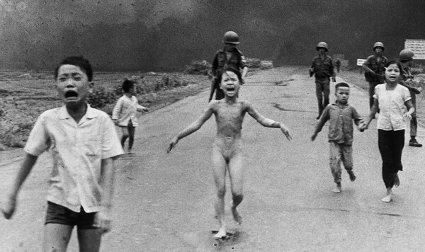 «Το κορίτσι της Ναπάλμ»: Η ιστορία της πιο συγκλονιστικής φωτογραφίας του πολέμου στο Βιετνάμ