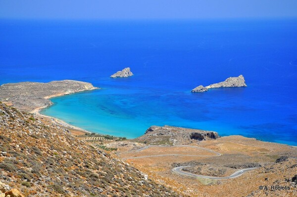 «Τόσο πανέμορφη, που θα δακρύσετε από χαρά»- Αναγνώστες του Guardian διαλέγουν τις αγαπημένες τους παραλίες στην Ελλάδα