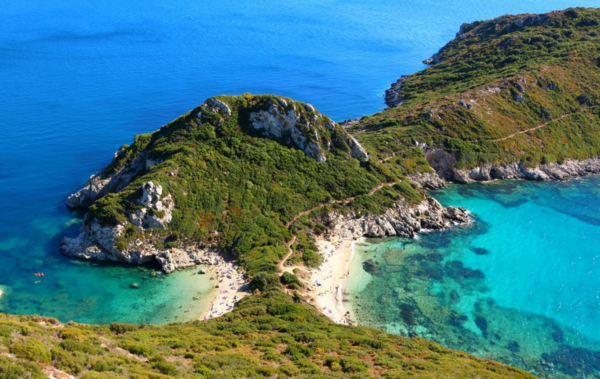 «Τόσο πανέμορφη, που θα δακρύσετε από χαρά»- Αναγνώστες του Guardian διαλέγουν τις αγαπημένες τους παραλίες στην Ελλάδα