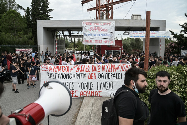 Φοιτητές απέκλεισαν την Πανεπιστημιούπολη στου Ζωγράφου- Διαμαρτύρονται για την αστυνομία στα ΑΕΙ