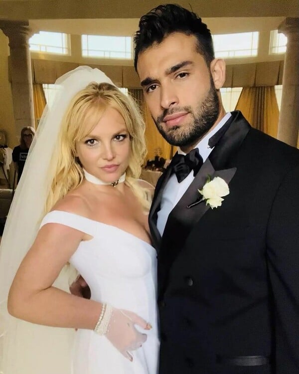 Britney Spears weds in custom Versace gown that took 700 hours to make