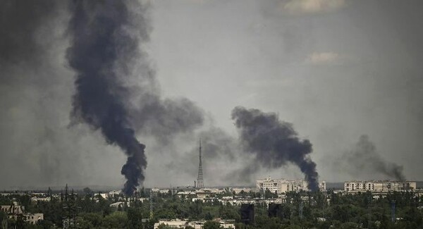 Ουκρανία: Φωτιά και διαρροή πετρελαίου μετά από βομβαρδισμό σε εργοστάσιο χημικών στο Σεβεροντονέτσκ