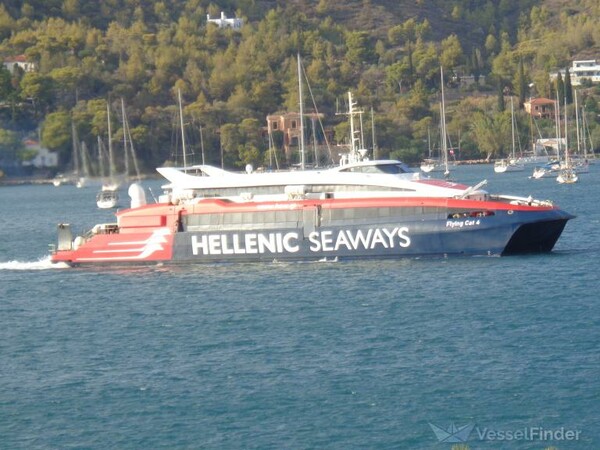 Μηχανική βλάβη στο επιβατηγό οχηματαγωγό FLYING CAT 4 με 206 επιβάτες - Κατέπλευσε στον Πόρο