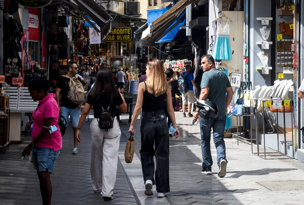 Αγίου Πνεύματος: Σε περιοχές είναι αύριο κλειστά τα καταστήματα- Πώς θα κινηθούν μετρό και τραμ