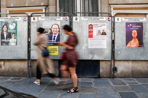 Στις κάλπες ξανά σήμερα η Γαλλία: Μάχη Μακρόν-Μελανσόν για την πρωθυπουργία