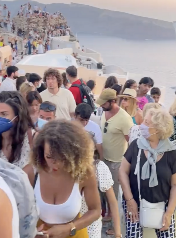 Instagram vs πραγματικότητα: Travel blogger δείχνει τις ουρές για μια φωτογραφία στη Σαντορίνη