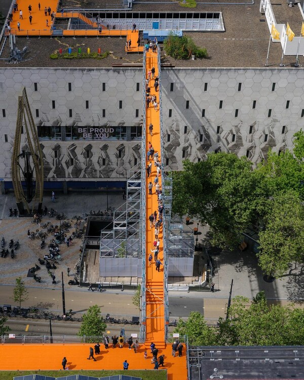 Ρότερνταμ: Ο πορτοκαλί πεζόδρομος που «γεφυρώνει» τις στέγες κτηρίων