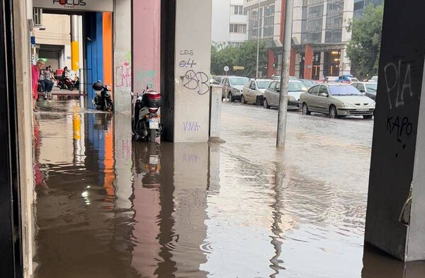 Θεσσαλονίκη: Πλημμύρησαν δρόμοι από το ξαφνικό μπουρίνι -Εγκλωβίστηκαν οδηγοί