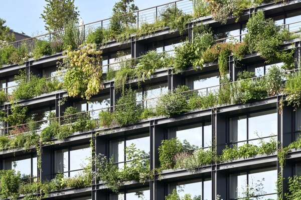 Η Villa M από τον Φίλιπ Σταρκ φέρνει τη φύση πίσω στην πόλη με μια ζούγκλα φυτών και δέντρων