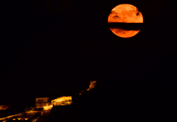 Στον ουρανό το φεγγάρι της Φράουλας -Η πρώτη υπερπανσέληνος του 2022, μαγευτικές εικόνες