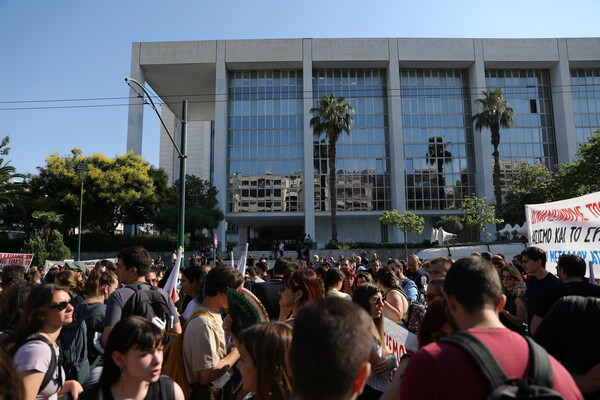 Δίκη Χρυσής Αυγής: Εικόνες από την αντιφασιστική συγκέντρωση έξω από το Εφετείο