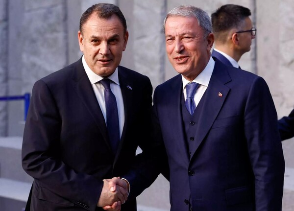 Σύντομη συνομιλία Παναγιωτόπουλου-Ακάρ στο πλαίσιο της συνόδου του ΝΑΤΟ